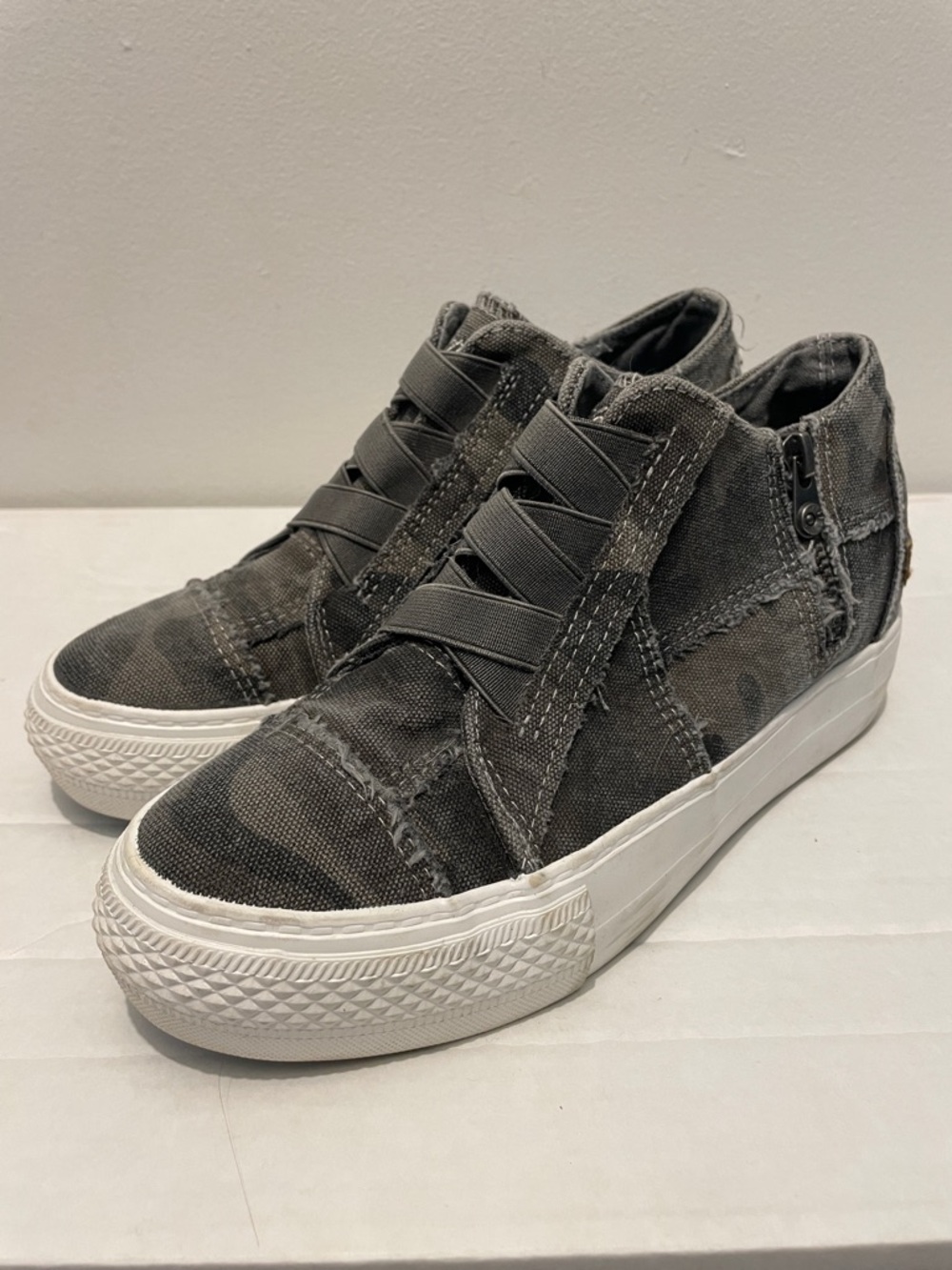 Blowfish Malibu Mamba Hidden Wedge Canvas Sneaker Camo Size 8 Distressed